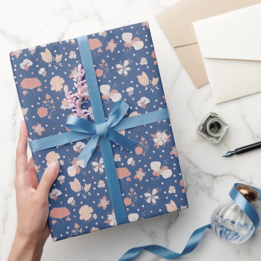 Geschetste bloemen op blauw cadeaupapier (Geschenken)