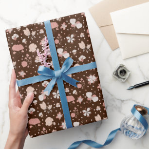 Geschetste bloemen op donkerbruin cadeaupapier