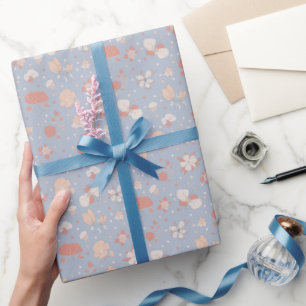 Geschetste bloemen op lichtblauw cadeaupapier