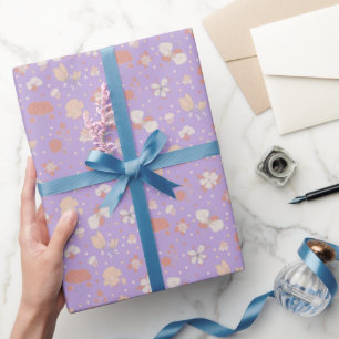 Geschetste bloemen op lichtpaars cadeaupapier
