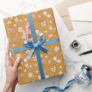Geschetste bloemen op oranje cadeaupapier