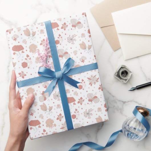 Geschetste bloemen op wit cadeaupapier (Geschenken)