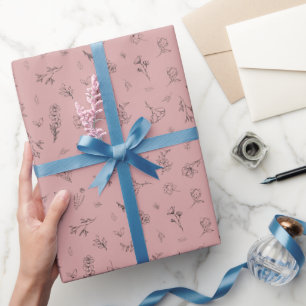 Geschetste wilde bloemen op pastelrood cadeaupapier