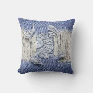 Gescheurd blauw denim: jeans textuur. kussen