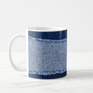 Gescheurd denim: blauwe jeans stof. koffiemok