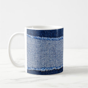 Gescheurd denim: blauwe jeans stof. koffiemok