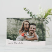 Gescheurd papier rand handgeschreven script foto b save the date (Staand voorkant)