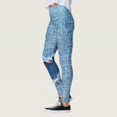 Gescheurde denim stof textuur, blauwe tinten. leggings (Links)
