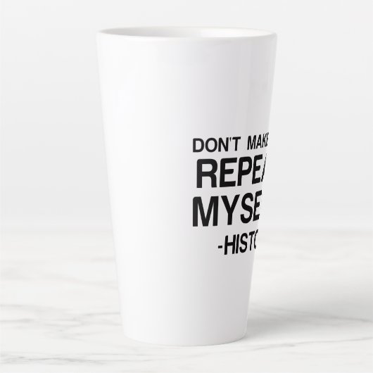 GESCHIEDENIS MAAKT DAT IK MIJZELF HERHAAL LATTE MOK (Voorkant)