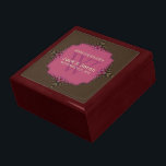 Geschikte lacy Stylish Wedding Jubileum Gift Box Cadeaudoosje<br><div class="desc">Stijlvolle en elegante cadeaudoos met een fijne, gedetailleerde kant, zoals het ontwerp, gemaakt van fractals in roze en diepe olijfgroen - Uitzonderlijk en elegant aangepast Jubileum, bruiloft of verloving cadeau. Personaliseer je met namen, verjaardagsdatum en monogram of nummers - gemaakt in een prachtige, houten cadeaudoos om rimpetten en juwelen te...</div>