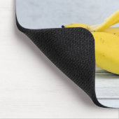 Geschilde banaan op hout muismat (Hoek)