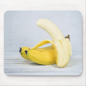 Geschilde banaan op hout muismat (Voorkant)