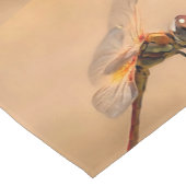 geschilde dragonvlieg, geïsoleerd tegen Ecru Korte Tafelloper (Hoek)