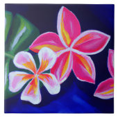 Geschilderd roze plumeria op blauw tropisch tegeltje (Voorkant)