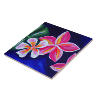 Geschilderd roze plumeria op blauw tropisch tegeltje