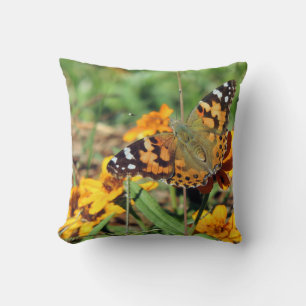 Geschilderde Dame Vlinder op Zinnia Worp Kussen