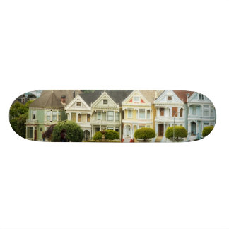 Geschilderde dames, Victoriaans huizen en skyline Skateboard