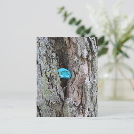 Geschilderde kleine regenboogrots verborgen in een briefkaart (Staand voorkant)