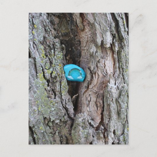 Geschilderde kleine regenboogrots verborgen in een briefkaart (Voorkant)