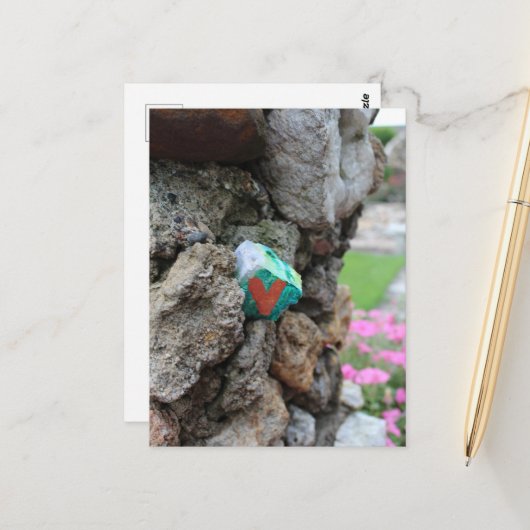 Geschilderde Little Heart Rock Verborgen in een Ro Briefkaart (Voorkant / Achterkant in situ)