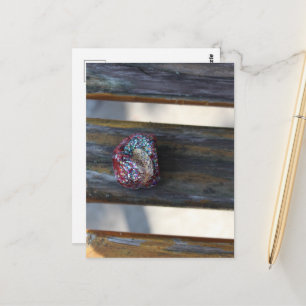 Geschilderde Little Heart Rock Verborgen op een ba Briefkaart