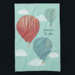 Geschilderde luchtballonnen gepersonaliseerd theedoek<br><div class="desc">Deze keukenhanddoek is voorzien van mijn geschilderde illustraties van heteluchtballonnen met realistische stijlafbeeldingen van ballonnen in rood,  blauw en groen samen met witte wolken tegen een lichtblauwe lucht. Deze handdoek is klaar om te worden aangepast met uw eigen gepersonaliseerde boodschap.</div>