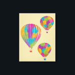 Geschilderde regenboog heteluchtballonnen canvas afdruk<br><div class="desc">Voeg wat stijl toe aan uw muur met deze canvasprint met geschilderde illustraties van hete luchtballonnen in heldere regenboogkleuren tegen een zachte zand- of lichtbruine achtergrond.</div>