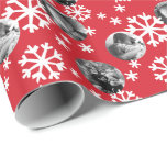 Geschilderde sneeuwvlokken Fotoschroot Rood wit Cadeaupapier<br><div class="desc">**Maak je foto's passend door op "Aanpassen" te klikken en vervolgens op de knop "Bewerken" te klikken en naar beneden te scrollen naar "Afbeelding bijsnijden" om je foto's geschikt te maken zonder overlapping** Wikkel je cadeaus met deze gepersonaliseerde cadeauverpakking met drie van je foto's tussen een verstrooiing van witte sneeuwvlokken...</div>