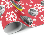 Geschilderde sneeuwvlokken Fotoschroot Rood wit Cadeaupapier<br><div class="desc">**Maak je foto's passend door op "Aanpassen" te klikken en vervolgens op de knop "Bewerken" te klikken en naar beneden te scrollen naar "Afbeelding bijsnijden" om je foto's geschikt te maken zonder overlapping** Wikkel je cadeaus met deze gepersonaliseerde cadeauverpakking met drie van je foto's tussen een verstrooiing van witte sneeuwvlokken...</div>