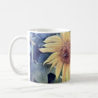 Geschilderde zonnebloemen met een bij koffiemok