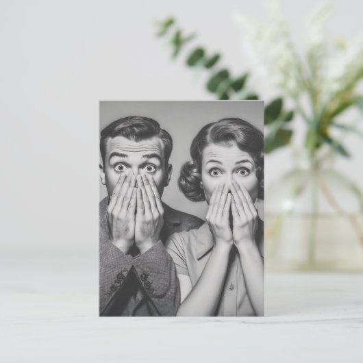 Geschokte retro paar portret briefkaart (Staand voorkant)