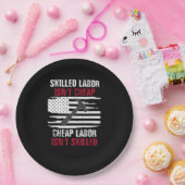 Geschoolde arbeidskrachten zijn geen goedkope Mann Papieren Bordje (Feest)