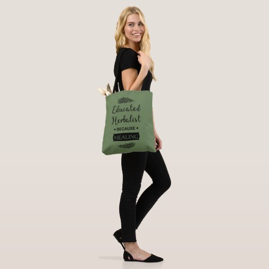 Geschoolde kruidenkenner tote bag (Op model)