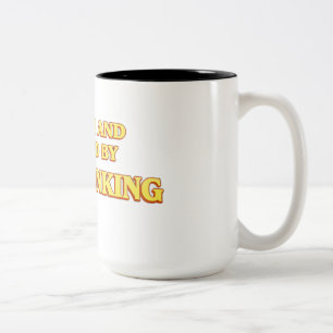 Geschreven en Geregisseerd door Overthinking Shirt Tweekleurige Koffiemok