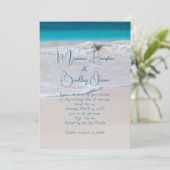 Geschreven in Sand Tropical Beach Wedding Invitati Kaart (Staand voorkant)