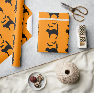 Geschrokken Halloween-kat en vleermuizen silhouet Cadeaupapier