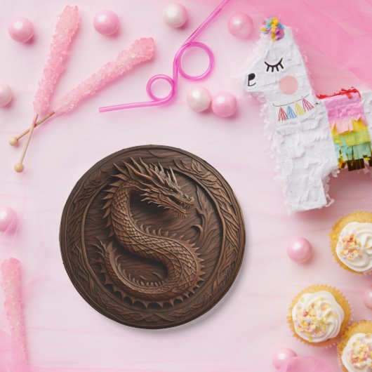 Gesimuleerde gesneden houtdraak papieren bordje (Feest)