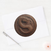 Gesimuleerde houtsnijdende draak ronde sticker (Envelop)