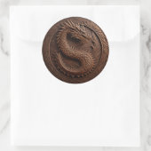 Gesimuleerde houtsnijdende draak ronde sticker (Tas)