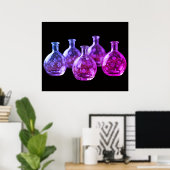 Gesjabloneerde glazen flessen Zwarte achtergrond m Poster (Thuiskantoor)