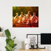 Gesjabloneerde heldere glazen flessen op een houte poster (Thuiskantoor)