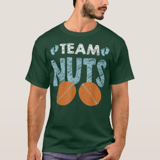 Geslacht laat de man van het team zien die de fami t-shirt