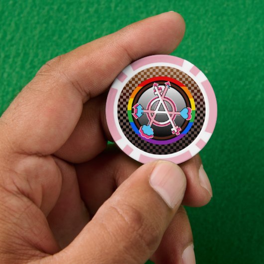 Geslachtsanarchiesymbool, embleem op donker schaak poker chips (Hand)