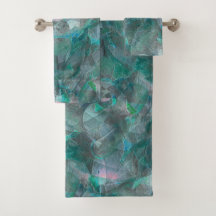 Geslepen groencyaan over onafgewerkt wandpleister