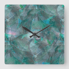 Geslepen groencyaan over onafgewerkt wandpleister vierkante klok