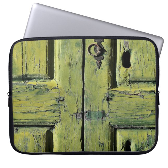 Gesloten bruine houten deur met twee panelen laptop sleeve (Voorkant)