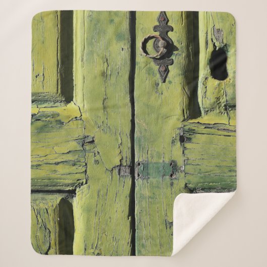 Gesloten bruine houten deur met twee panelen sherpa deken (Voorkant)