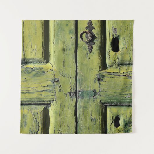 Gesloten bruine houten deur met twee panelen wandkleed (Voorkant)