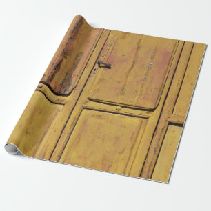 Gesloten bruine houten kast cadeaupapier