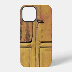 Gesloten bruine houten kast iPhone 12 hoesje